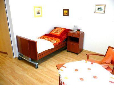 Beispiel für ein stationäres Pflegezimmer im Seniorenhaus Neue Caroline