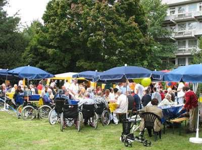 Auf der Festwiese im Sommer