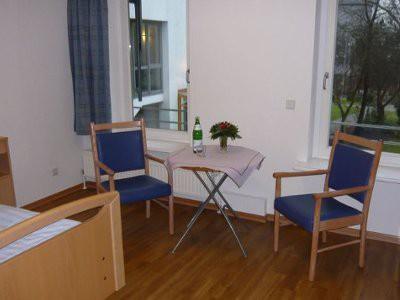 Eine Sitzecke in einem der Zimmer