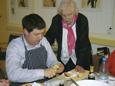 Gemeinsam kochen in der Wohngemeinschaft