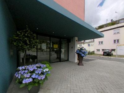 Hausansicht des Seniorenzentrums Frère Roger in Eningen