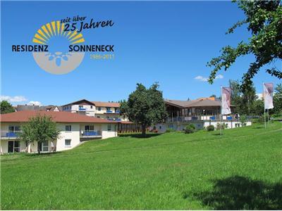 Das Haus Sonneneck ist von einer schönen Grünanlage umgeben