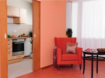 Den Bewohnern stehen freundlich eingerichtete und helle Appartements zur Verfügung