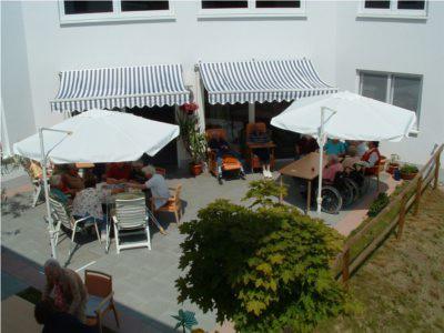 Die sonnige Terasse lädt zum Entspannen ein