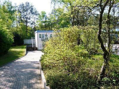 Das Haus ist umgeben von viel Grün