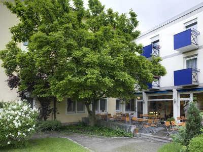 Der Innenhof der Appartementanlage am Kurpark Christlich Betreutes Wohnen in Bad Windsheim