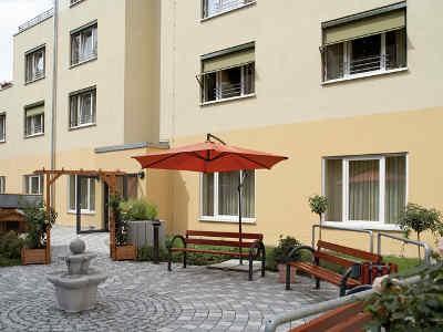 Der helle Innenhof verfügt über viele Sitzmöglichkeiten