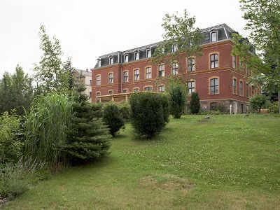 Blick vom Garten auf das Kursana Domizil Meerane - Haus Hirschgrund