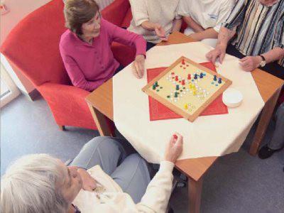 Gute Stimmung bei Gesellschaftsspielen im Seniorenwohnpark