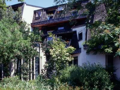 Blick vom Garten auf das Altenzentrum St. Franziskus