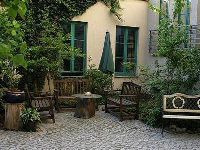 Der idyllische Gartenbereich