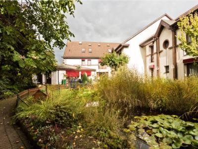 ... liegt sehr idyllisch und hat einen eigenen Garten mit Teich.