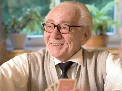 Senior bei Kartenspielen im HANSA Seniorenheim am Bürgerpark