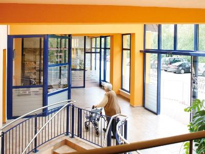 Das helle Foyer läd zum Verweilen ein
