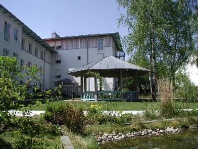 Die Gartenanlage mit Pavillon und Teich im BRK Rotkreuzsheim Regensburg