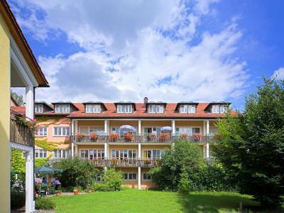 Die Einrichtung umgibt eine weitläufige Gartenanlage, die die Bewohner für Spaziergänge nutzen können