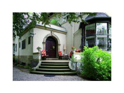 Eine breite, geschwungene Treppe führt zum Haus