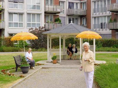 Die parkähnliche Außengestaltung