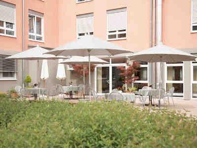 Die großzügig gestaltete Terrasse