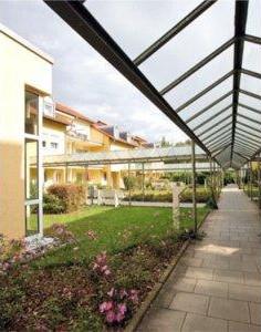 In der schönen Gartenanlage halten sich die Bewohner gerne auf
