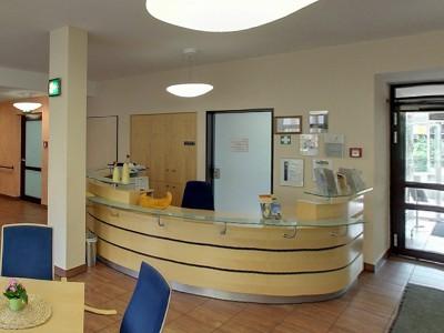 Das Foyer der modernen Pflegeeinrichtung Städtisches Altenheim Windberg in Mönchengladbach