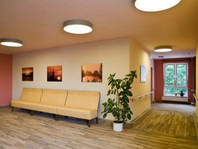 Die Flure sind mit warmen Farben gestaltet im Senioren-Zentrum "Schöne Flora" in Bremen
