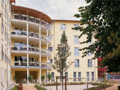 Viele Zimmer sind mit einem Balkon versehen und bieten einen schönen Blick in den Garten