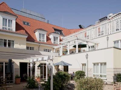 Innenhof der Kursana Villa Reinbek