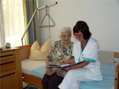 Bewohnerin mit Pflegerin des Seniorenzentrums