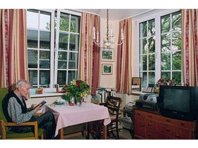 Die Senioren haben die Möglichkeit ihr Zimmer mit eigenen Möbeln einzurichten