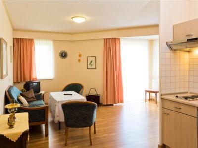 Appartement im CURA Seniorencentrum Hohenwestedt mit integrierter Küchenzeile