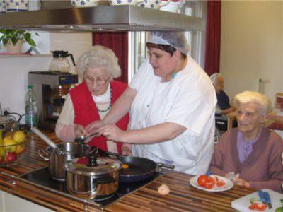 Beim gemeinsamen Kochen wird jede helfende Hand gebraucht