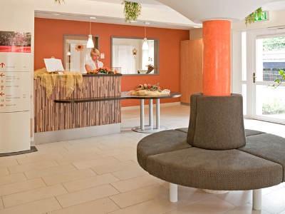 Farbenfrohes Foyer mit Rezeption