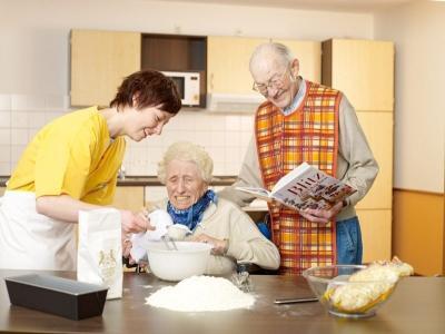 Senioren beim Backen im Pflegewohnstift Am Ringgleis