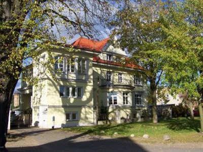 Das Haus liegt idyllisch im Grünen