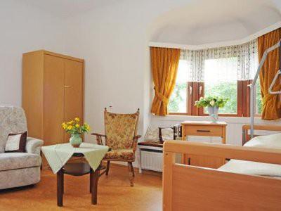 Eines der hellen, freundlichen Zimmer im Gut Wachholz