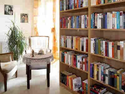 Blick in die gemütliche Bibliothek