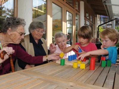 Gemeinsame Aktivitäten von Jung und Alt