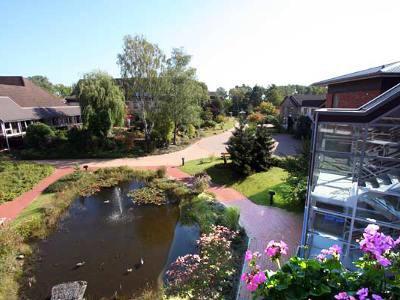 Das Haus Zuflucht liegt idyllisch in einer Parkanlage mit Teich