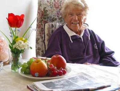 Eine Seniorin in ihrem Zimmer im Haus im Park in Dettenhausen