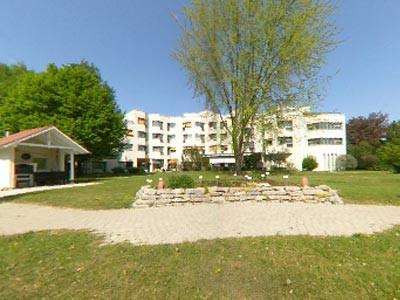 Blick vom Hof auf das Altenzentrum Konrad Manopp Stift