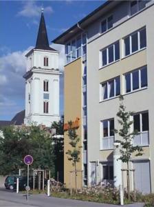 ... und mit einem Neubau und modernster Innenausstattung versehen.