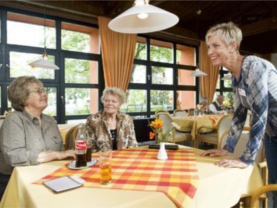 Im Café des KWA Stift Brunneck lernen sich die Bewohner schnell kennen