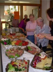 Reichhaltiges Buffet, an dem sich die Senioren bedienen können