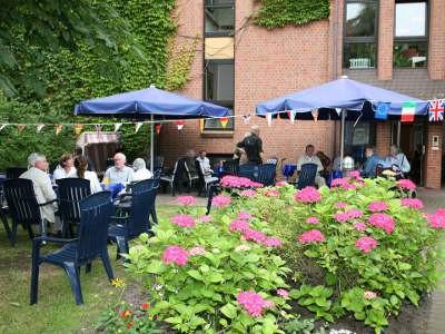 Der schöne Garten der Alloheim Seniorenresidenz und Pflegeheim "An der Elbe" in Wedel