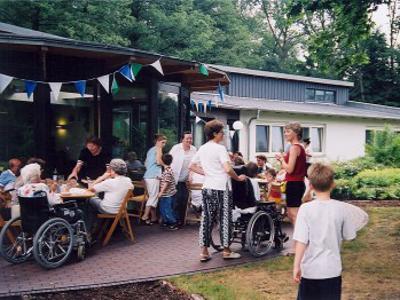 Bei Festen im Freien sind alle dabei im Altenheim Pflegeheim Gerontopsychiatrischen Pflegebereich Buchholz in Hannover