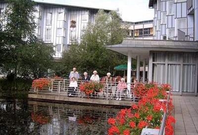 Teich mit Sonnenterasse des DRK-Seniorenzentrum Garbsener Schweiz in Garbsen bei Hannover