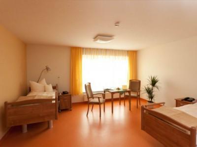 Die Zimmer dürfen selbstverständlich mit eigenen Möbeln und Erinnerungsstücken verschönert werden