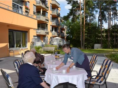Im Hinterhof können sich die Bewohner auf der Terrasse von der Sonne verwöhnen lassen