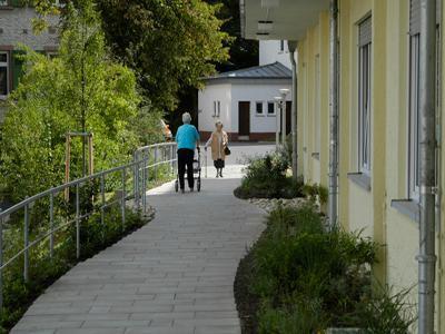 Die Seniorenwohnanlage liegt in einem Park -
